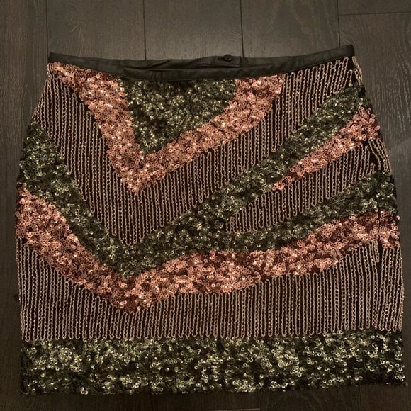 ✨ HOST PICK✨ Sequins mini skirt - Picture 3 of 3